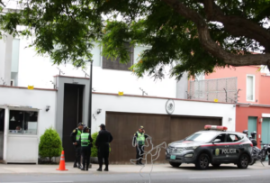 Refuerzan seguridad policial en embajada por caso Betssy Chávez