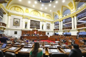 Proponen quitar el escaño a congresistas condenados por minería ilegal