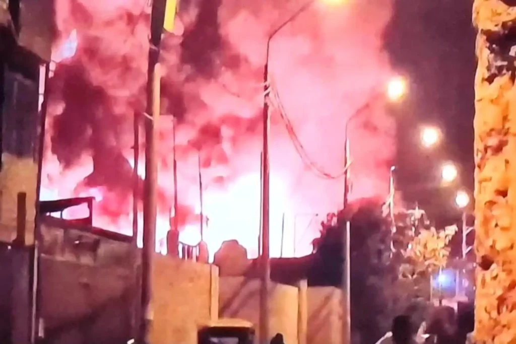 Incendio en Lima: fábrica de plásticos arde desde la madrugada en Puente Piedra Incendio en Lima: fábrica de plásticos arde desde la madrugada en Puente Piedra