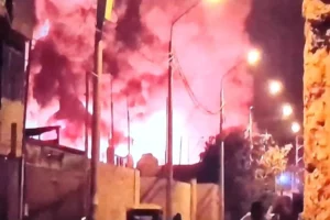 Incendio en Lima: fábrica de plásticos arde desde la madrugada en Puente Piedra Incendio en Lima: fábrica de plásticos arde desde la madrugada en Puente Piedra