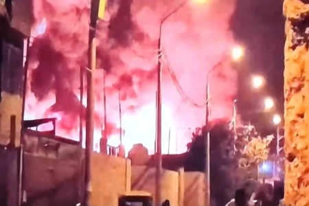 Incendio en Lima: fábrica de plásticos arde desde la madrugada en Puente Piedra Incendio en Lima: fábrica de plásticos arde desde la madrugada en Puente Piedra