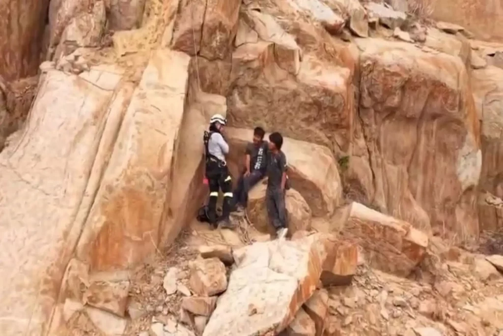 Trujillo: rescatan a cuatro jóvenes atrapados en el cerro Chiputur Trujillo: rescatan a cuatro jóvenes atrapados en el cerro Chiputur