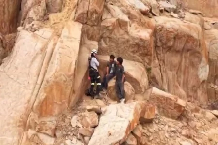 Trujillo: rescatan a cuatro jóvenes atrapados en el cerro Chiputur