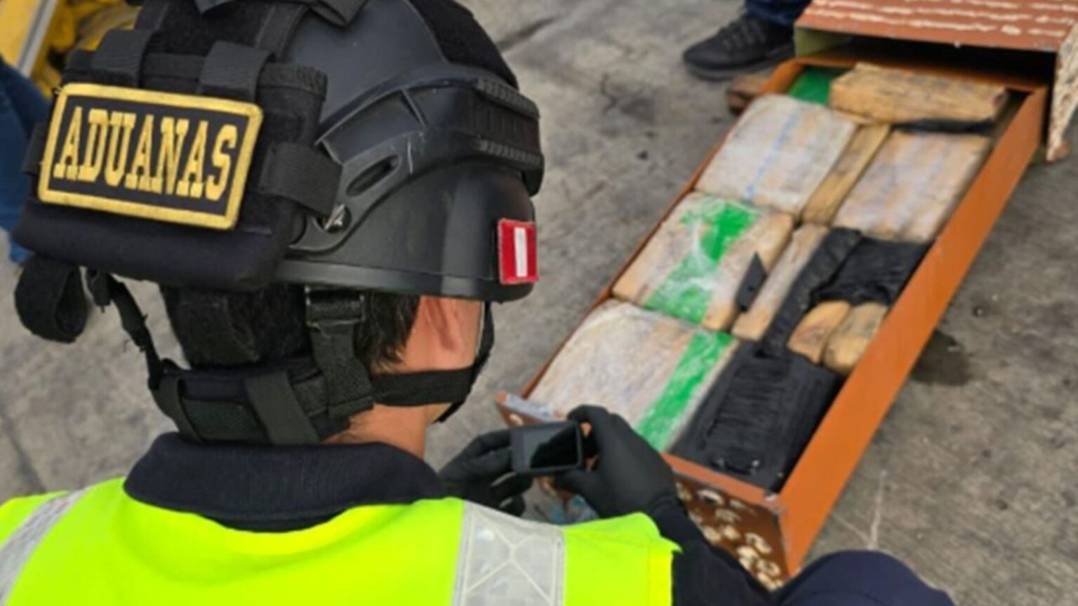 Sunat incauta 39 kilos de droga camuflada en un barco de carga en el puerto de Paita