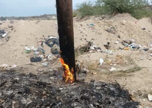 Enosa advierte riesgos eléctricos por acumulación y quema de basura cerca a postes y redes eléctricas Enosa advierte riesgos eléctricos por acumulación y quema de basura cerca a postes y redes eléctricas