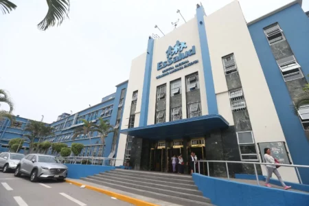 Proyecto de ley propone unificar Minsa, EsSalud y SIS en un solo sistema de salud