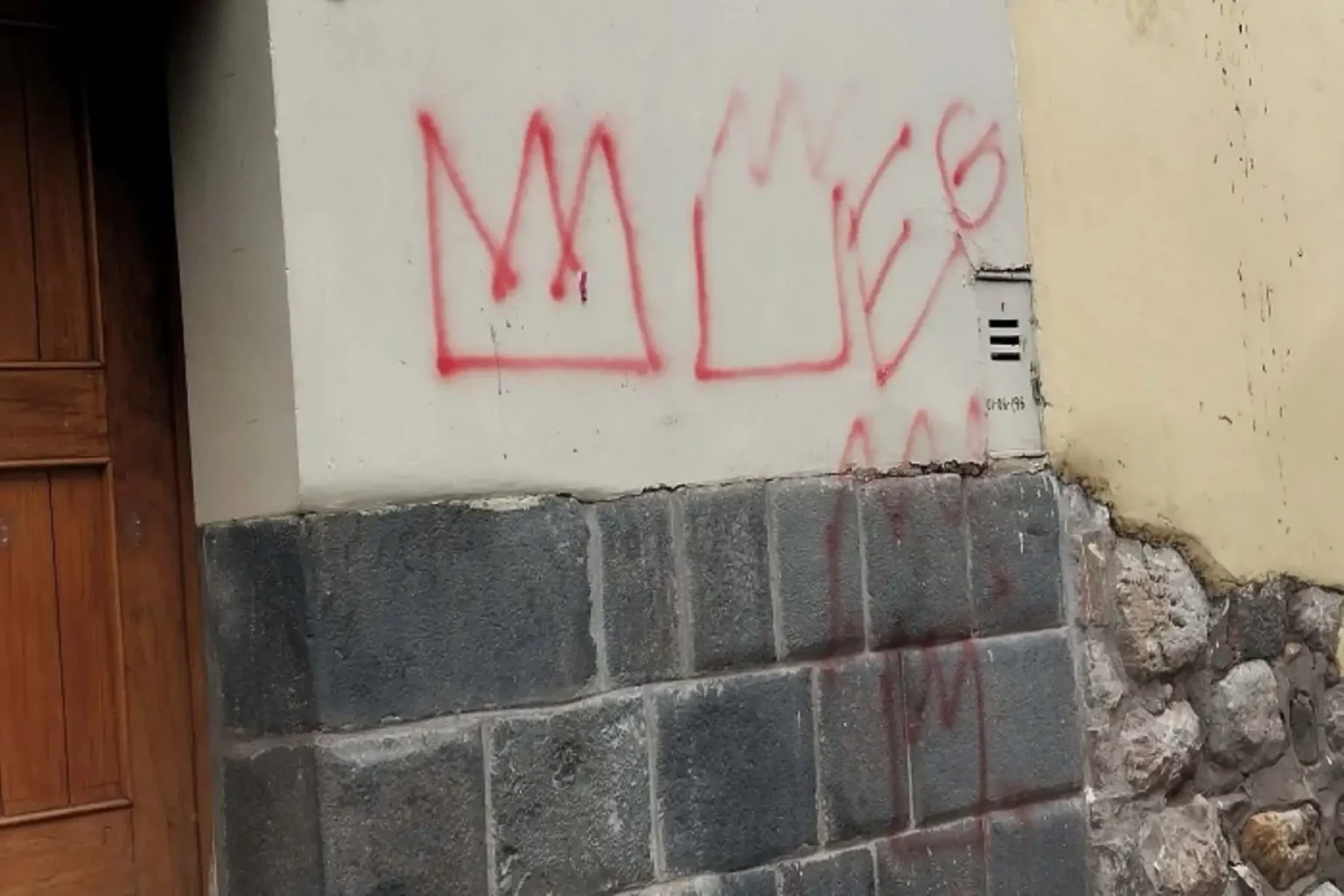 Intervienen a turistas estadounidenses por vandalismo en inmueble histórico de Cusco