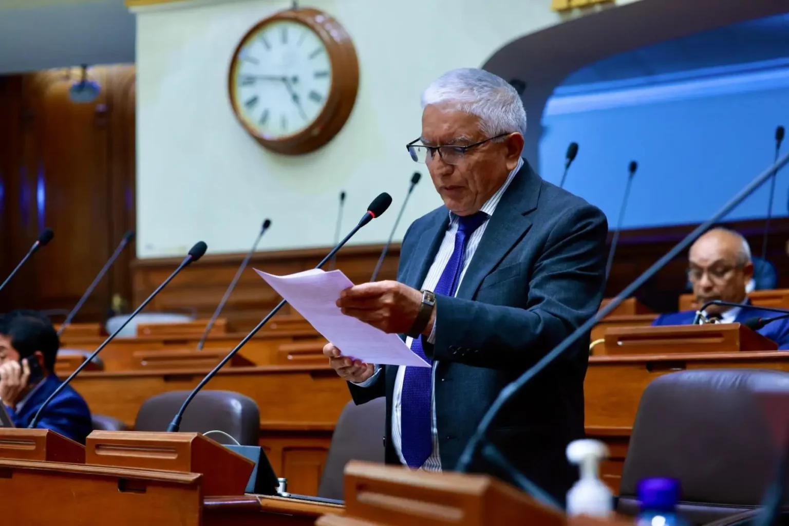 Bancada Honor y Democracia propone a Héctor Acuña para liderar el Congreso