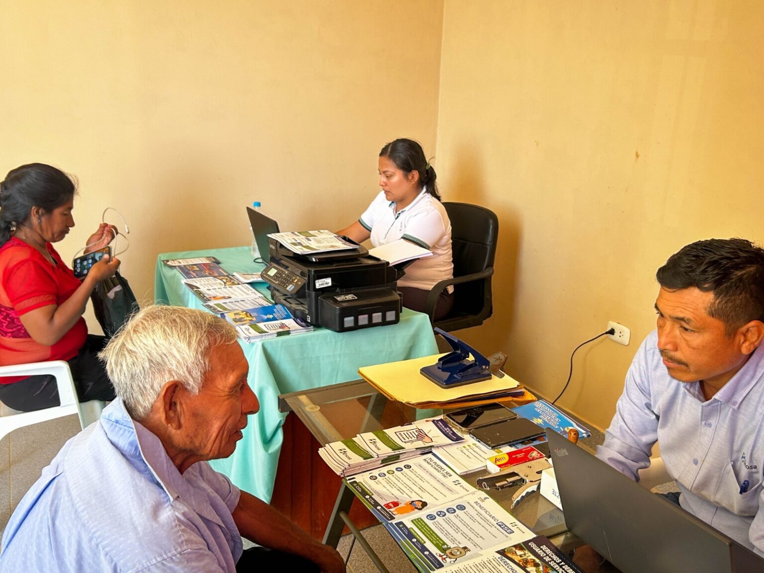 Enosa Móvil acerca servicios eléctricos a usuarios del centro poblado La Tortuga