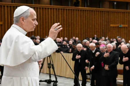 Papa León XIV pide a sacerdotes usar su cerebro y no la inteligencia artificial para preparar homilías