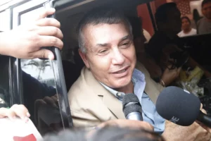 Daniel Urresti abandona el penal Virgen de la Merced tras anulación de condena por el caso Bustíos Daniel Urresti abandona el penal Virgen de la Merced tras fallo del TC por el caso Bustíos