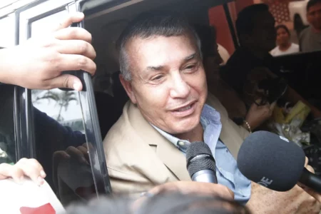 Daniel Urresti abandona el penal Virgen de la Merced tras anulación de condena por el caso Bustíos Daniel Urresti abandona el penal Virgen de la Merced tras fallo del TC por el caso Bustíos