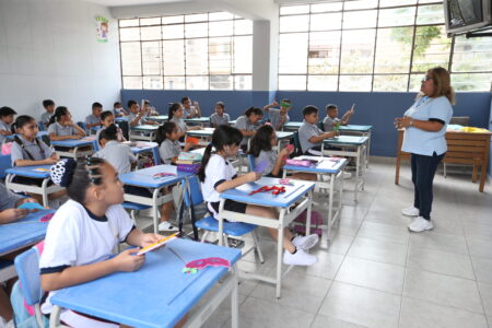 Año escolar 2026 inicia con más de 6 millones de estudiantes, pero 48% de colegios públicos presenta condiciones de riesgo Año escolar 2026 inicia con más de 6 millones de estudiantes, pero 48% de colegios públicos presenta condiciones de riesgo