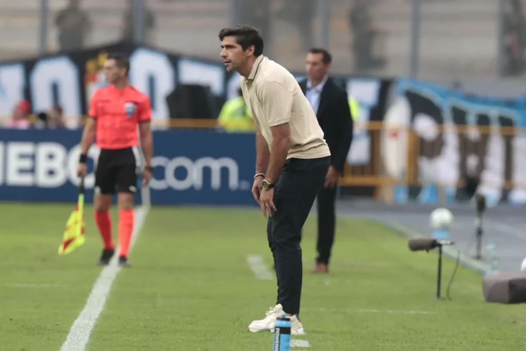 Entrenador del Palmeiras recibe suspensión de ocho partidos por conducta inapropiada con árbitros