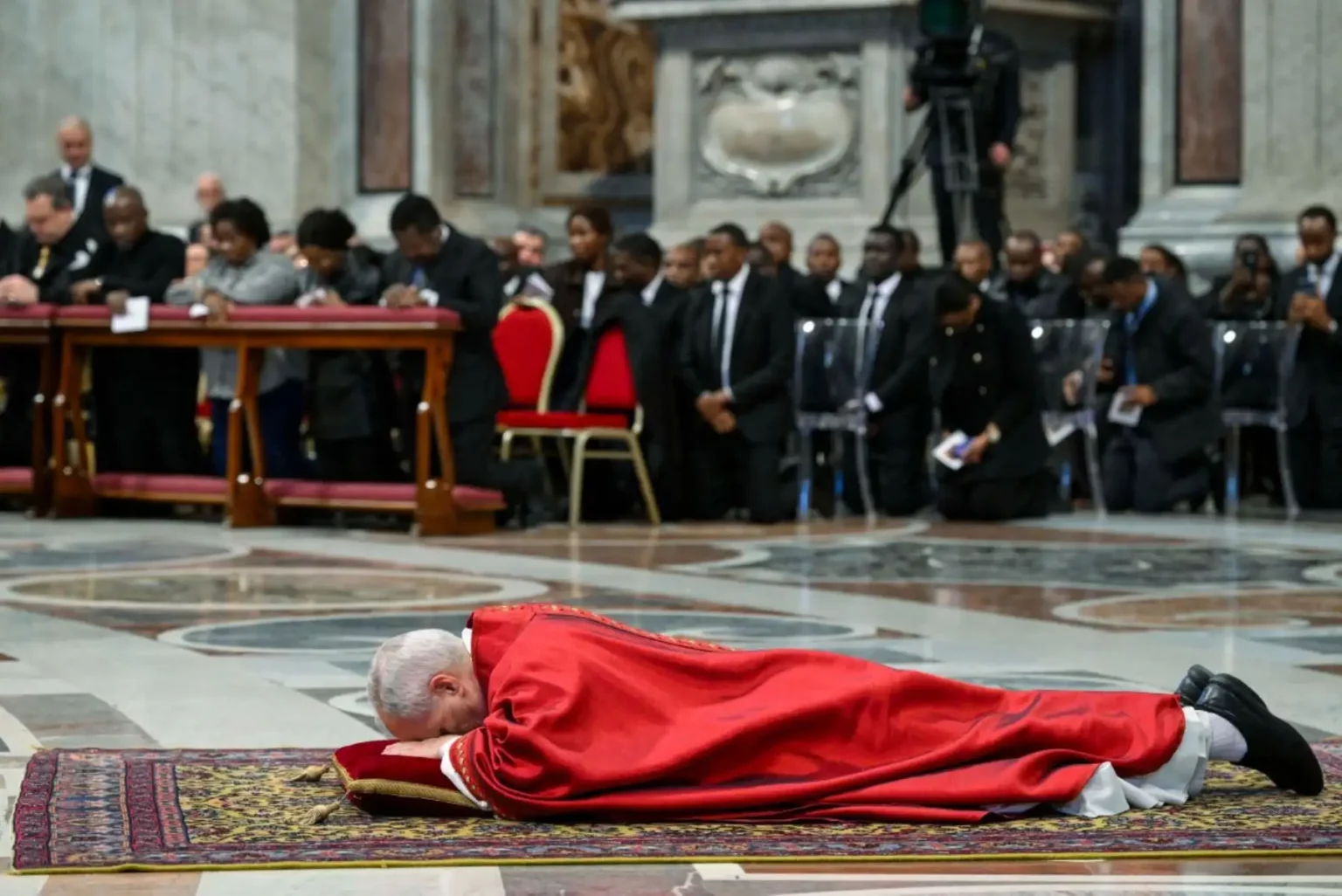 El papa León XIV preside el rito de la Pasión de Cristo en el Vaticano y retoma la tradición de la postración El papa León XIV preside el rito de la Pasión de Cristo en el Vaticano y retoma la tradición de la postración