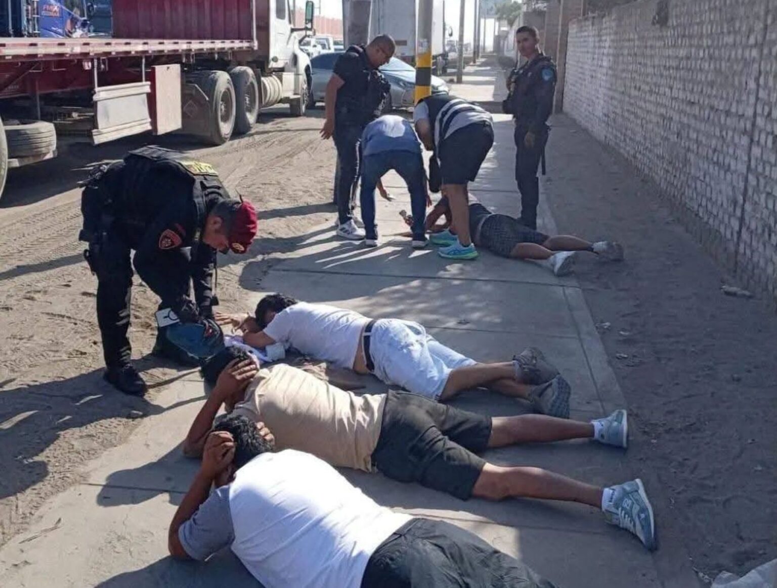 Trujillo: PNP detiene a cuatro sospechosos con granada y chalecos policiales