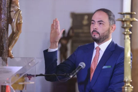 Ministro de Defensa solicita presentarse ante comisión del Congreso por operativo en Colcabamba