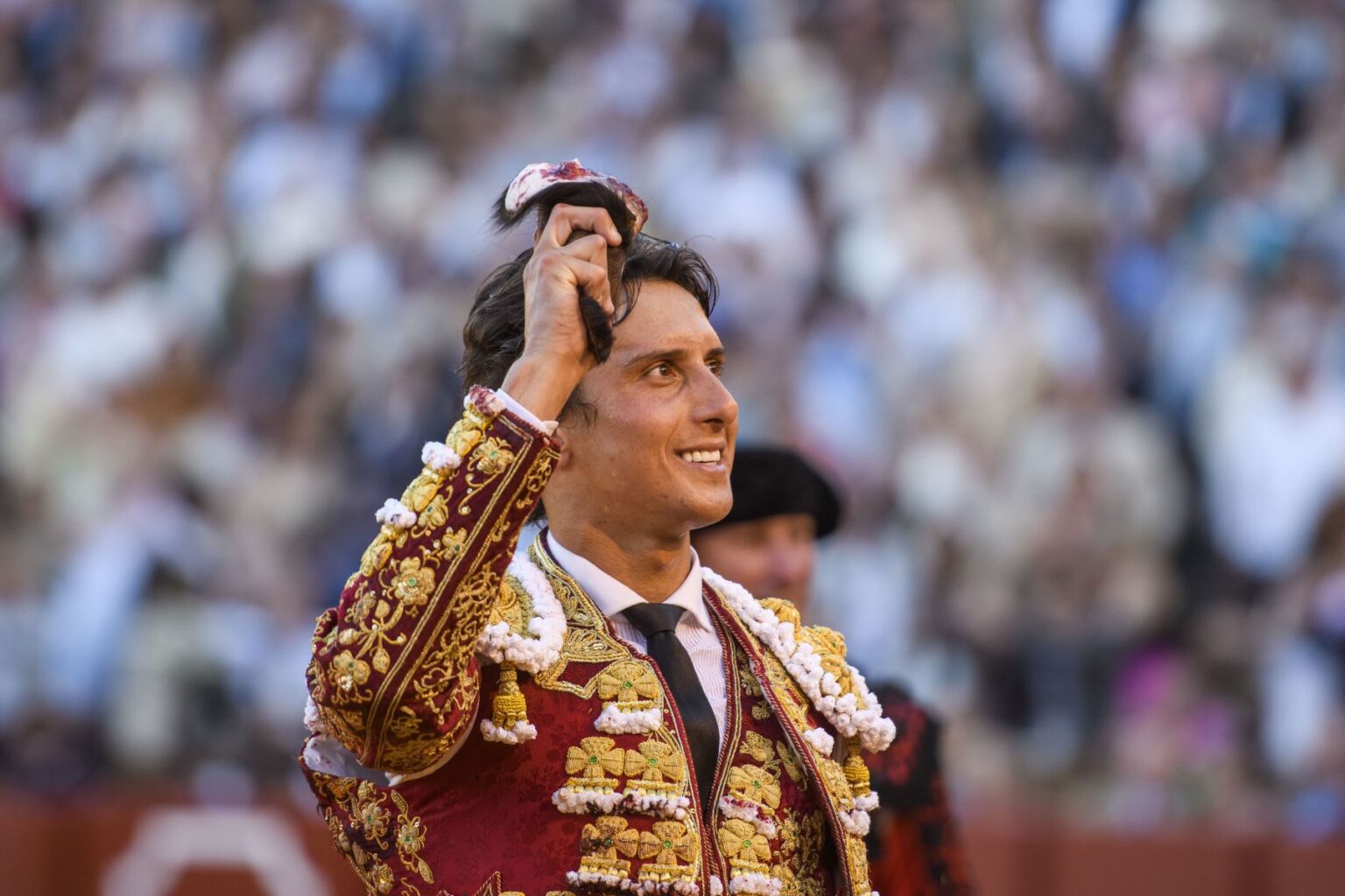 Torero peruano Andrés Roca Rey es herido en el muslo derecho en corrida en Sevilla