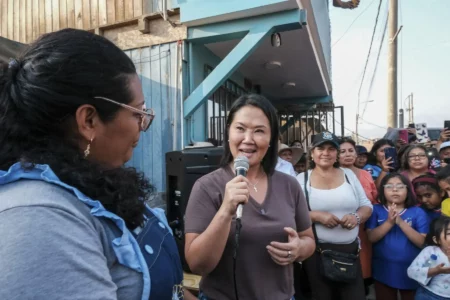 Keiko Fujimori: “Vamos a sacar soldados para hacer pistas” en propuesta de obras públicas