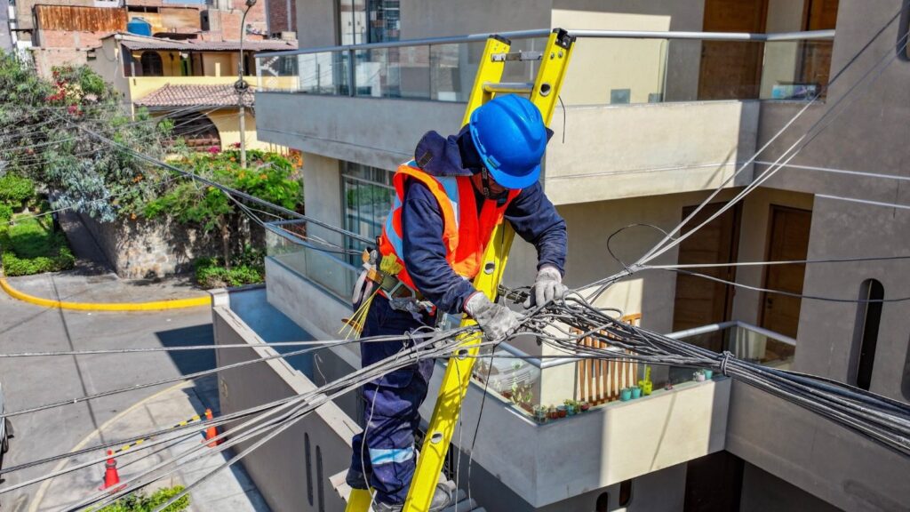 Enosa exhorta a usuarios solicitar retiro de cables de telecomunicaciones en desuso para evitar riesgos eléctricos Enosa exhorta a usuarios solicitar retiro de cables de telecomunicaciones en desuso para evitar riesgos eléctricos