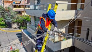 Enosa exhorta a usuarios solicitar retiro de cables de telecomunicaciones en desuso para evitar riesgos eléctricos