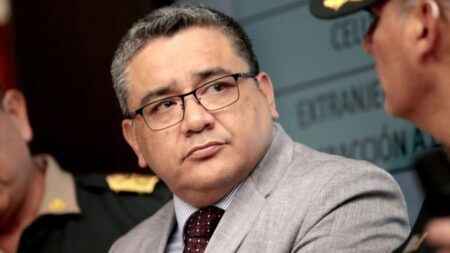 Fiscalía solicita levantar secreto bancario y de comunicaciones a Juan José Santiváñez