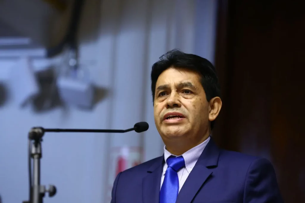 Tomás Gálvez advierte que Roberto Sánchez podría tener problemas para juramentar si es inhabilitado
