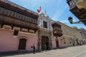 Cancillería evalúa evacuación de peruanos afectados por bloqueos en Bolivia