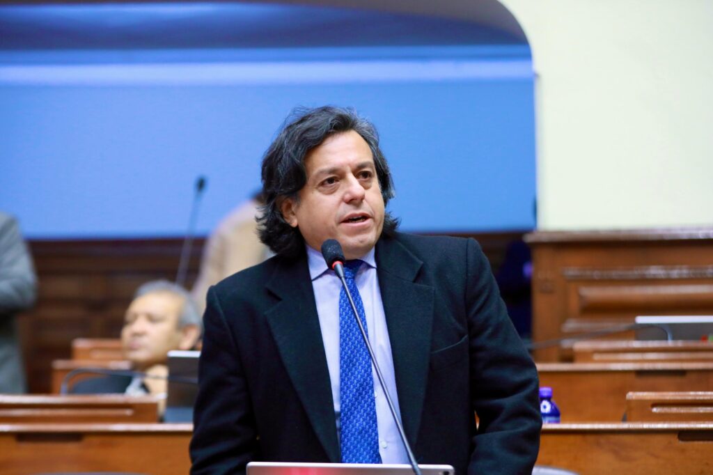 Congresista Edward Málaga recolecta firmas para moción de censura contra el presidente José María Balcázar Congresista Edward Málaga recolecta firmas para moción de censura contra el presidente José María Balcázar