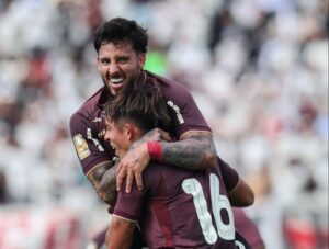 Universitario vence 4-1 a Juan Pablo II y continúa en la lucha del Torneo Apertura
