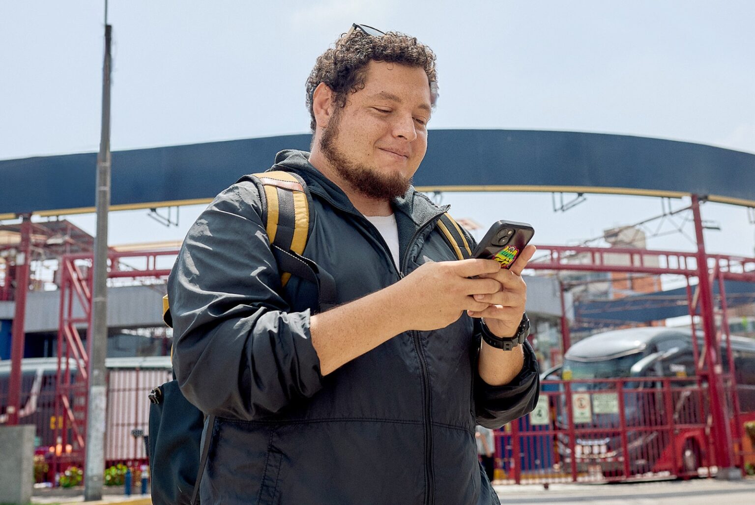 ¿Qué empresa operadora brindó mayor cobertura móvil garantizada al cierre de 2025?
