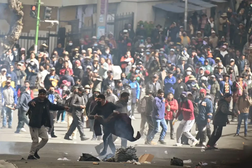 Protestas en Bolivia derivan en enfrentamientos en La Paz pese a anuncio de recorte salarial presidencial