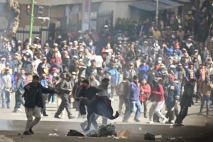Protestas en Bolivia derivan en enfrentamientos en La Paz pese a anuncio de recorte salarial presidencial Protestas en Bolivia derivan en enfrentamientos en La Paz pese a anuncio de recorte salarial presidencial