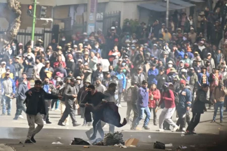 Protestas en Bolivia derivan en enfrentamientos en La Paz pese a anuncio de recorte salarial presidencial Protestas en Bolivia derivan en enfrentamientos en La Paz pese a anuncio de recorte salarial presidencial