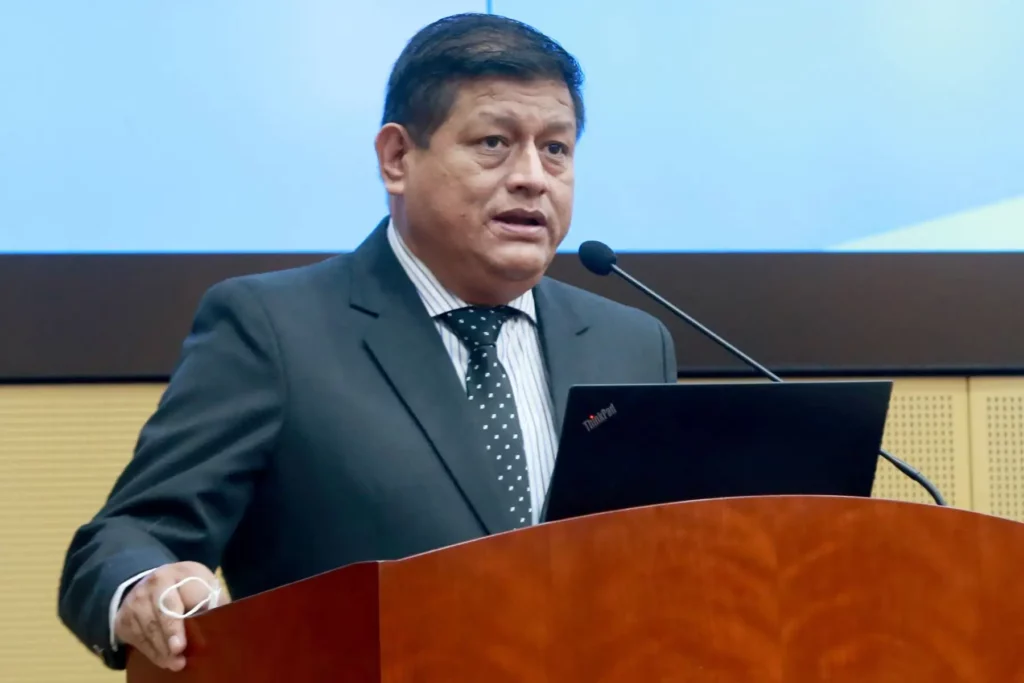 Walter Ayala pide excluir más de 300 mil votos del extranjero mediante recurso de amparo Walter Ayala pide excluir más de 300 mil votos del extranjero mediante recurso de amparo