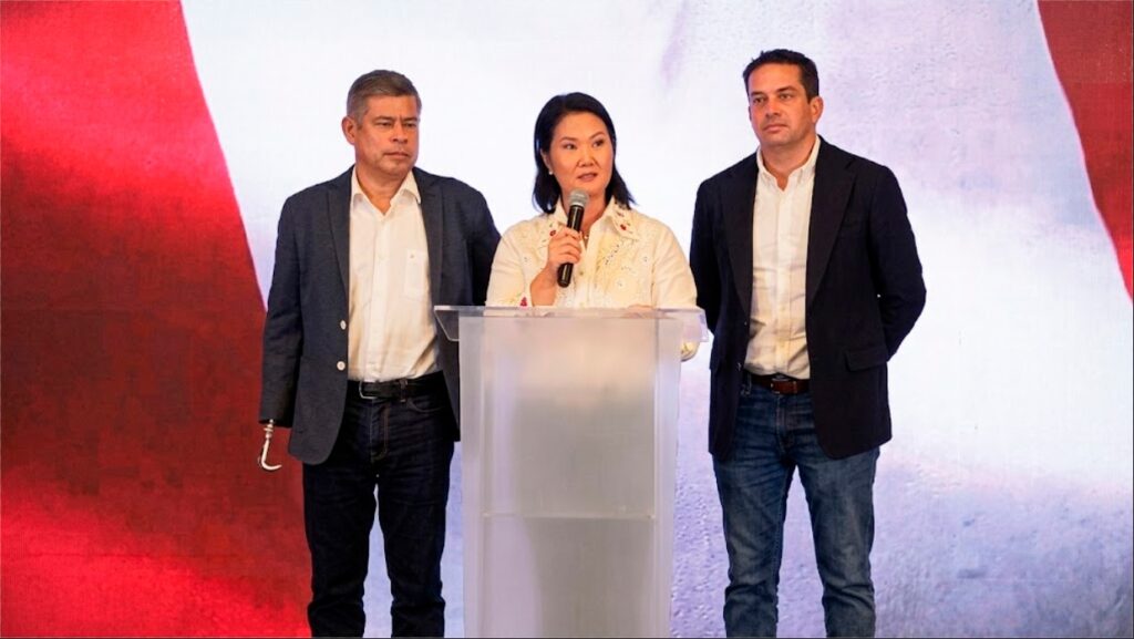 Keiko Fujimori evalúa a los integrantes de su gabinete mientras espera proclamación oficial