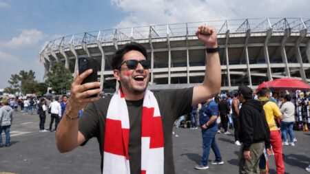 ¿Pensando en viajar y disfrutar de la fiesta del fútbol?: consejos para usar tus datos móviles en el extranjero