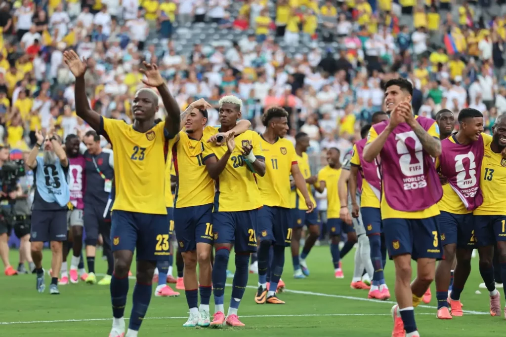 Ecuador presenta reclamo formal por presuntos actos hostiles antes del partido contra México en el Mundial Ecuador presenta reclamo formal por presuntos actos hostiles antes del partido contra México en el Mundial