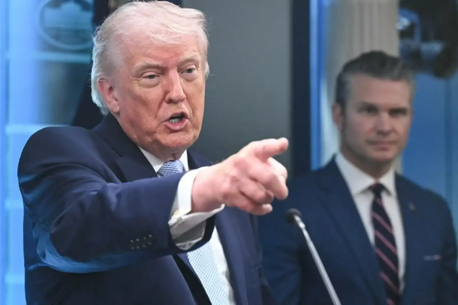 Trump pide a Netanyahu evitar represalias tras ataque de Irán a Israel