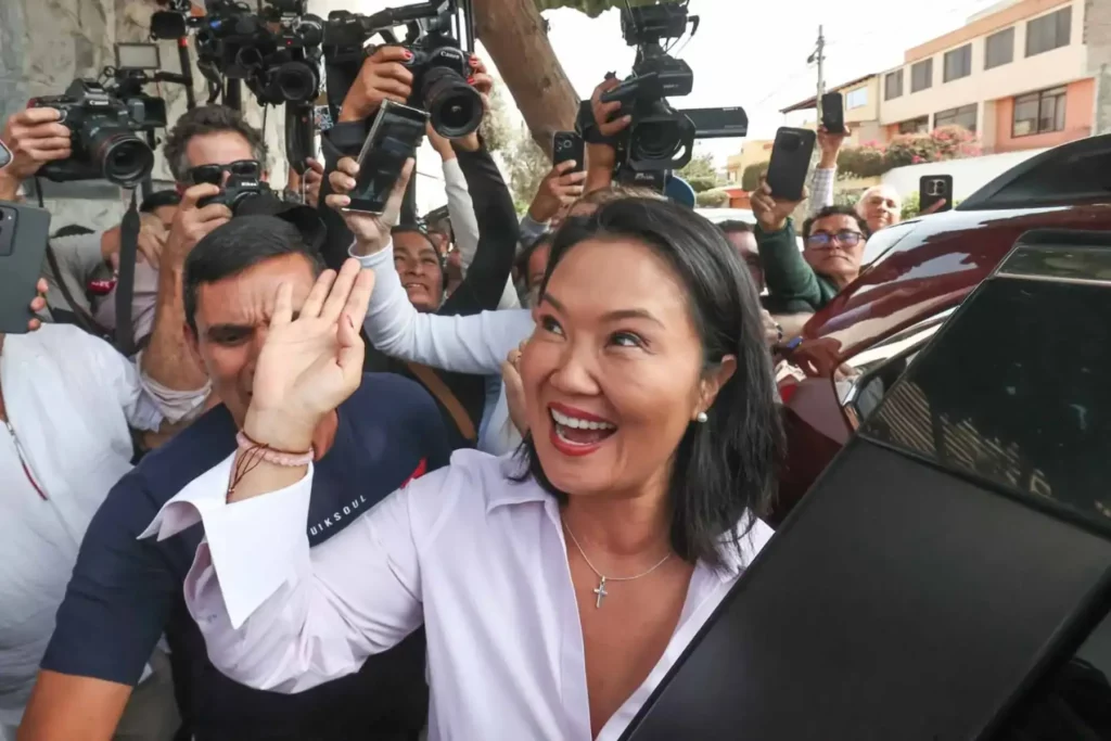 Keiko Fujimori tras superar a Roberto Sánchez: «Con serenidad y con mucha gratitud tomo estos primeros resultados» Keiko Fujimori tras superar a Roberto Sánchez: "Con serenidad y con mucha gratitud tomo estos primeros resultados"
