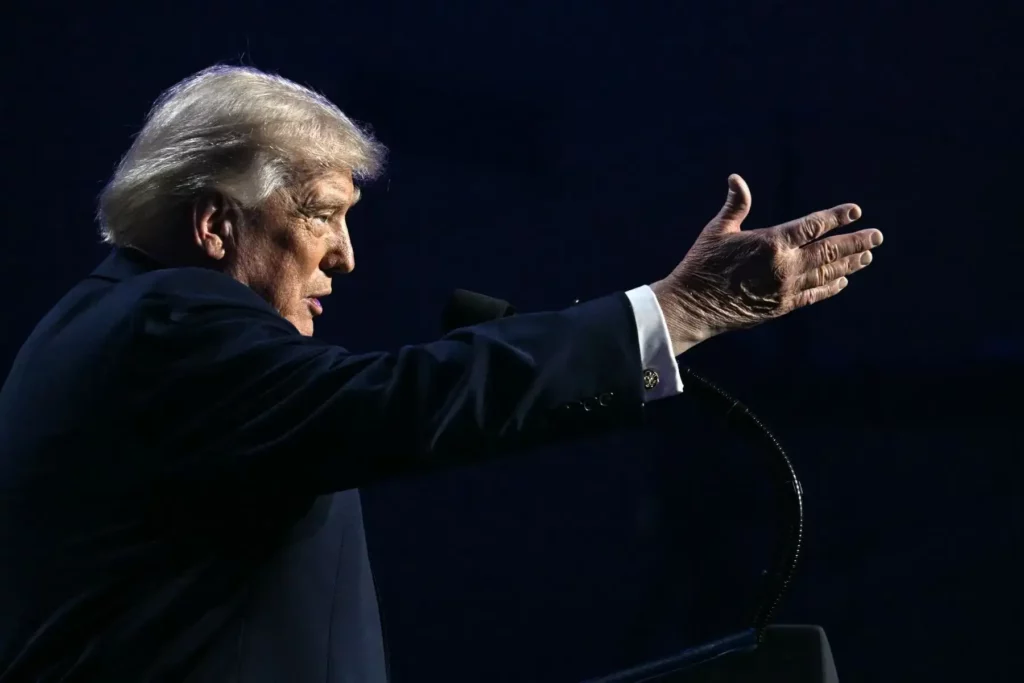 Donald Trump asegura que las conversaciones con Irán avanzan pese a nuevas amenazas en la región