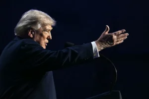 Donald Trump asegura que las conversaciones con Irán avanzan pese a nuevas amenazas en la región