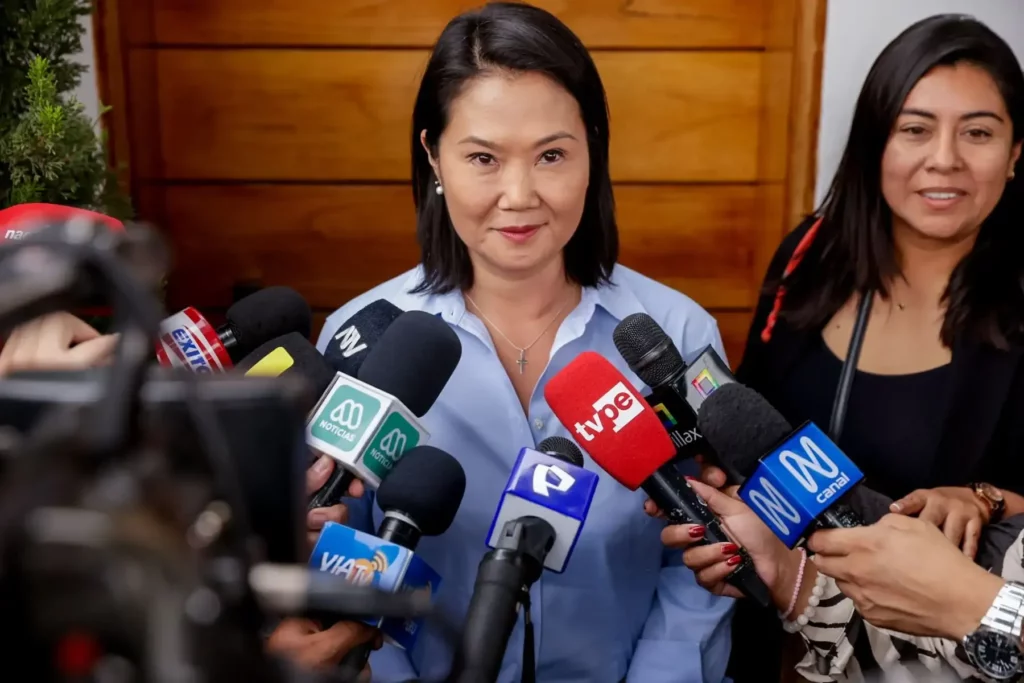 Keiko Fujimori se muestra optimista y espera los resultados finales de la ONPE Keiko Fujimori se muestra optimista y espera los resultados finales de la ONPE