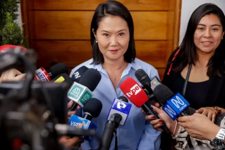 Keiko Fujimori se muestra optimista y espera los resultados finales de la ONPE Keiko Fujimori se muestra optimista y espera los resultados finales de la ONPE