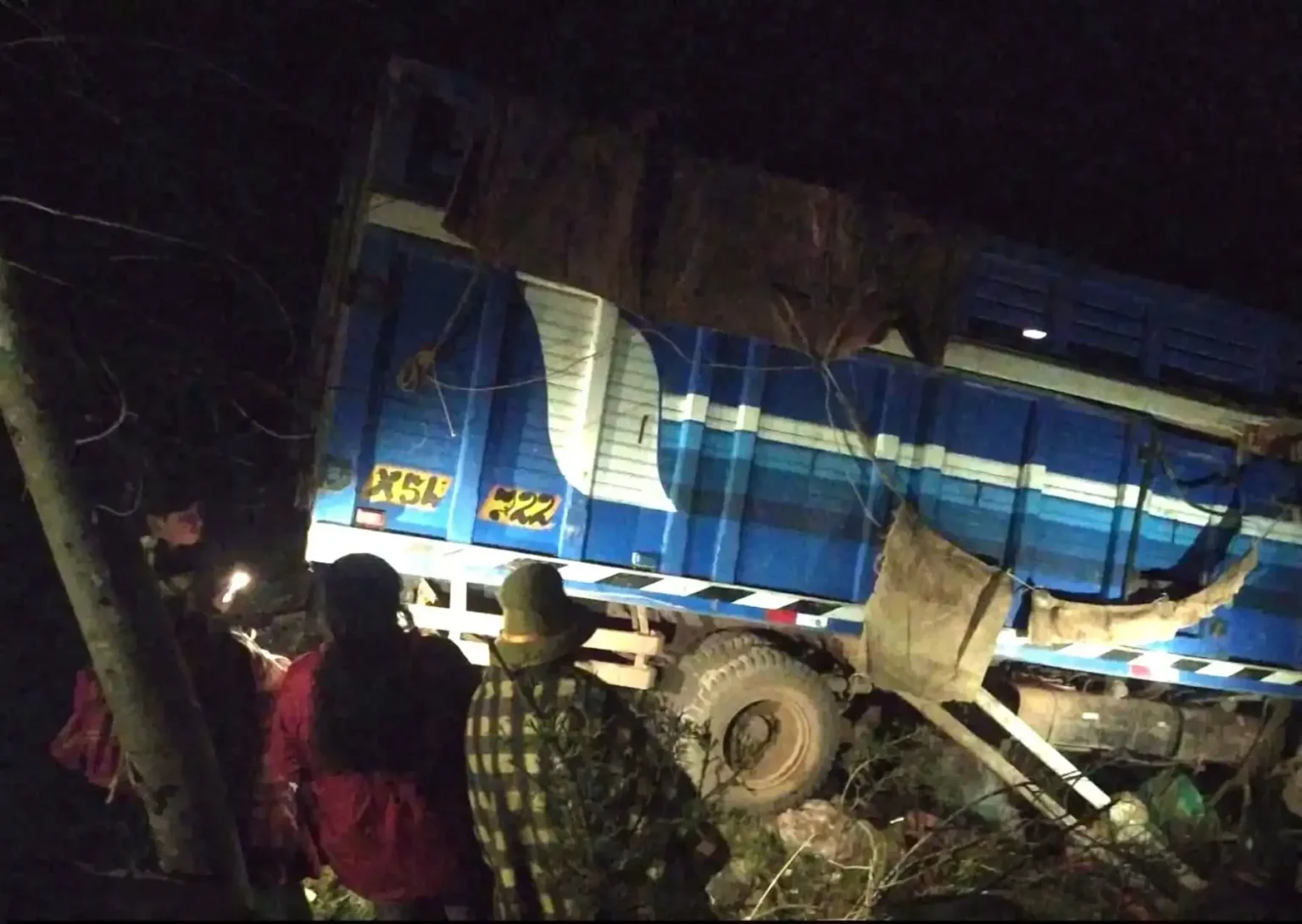 Cusco: seis fallecidos deja vuelco de camión tras presunto ataque armado en Quispicanchi