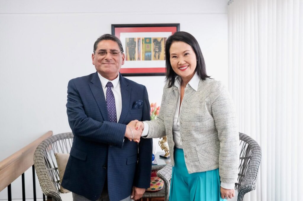 Carlos Álvarez se reúne con Keiko Fujimori y plantea «mano de hierro» contra la delincuencia Carlos Álvarez se reúne con Keiko Fujimori y plantea "mano de hierro" contra la delincuencia