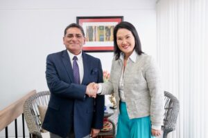 Carlos Álvarez se reúne con Keiko Fujimori y plantea «mano de hierro» contra la delincuencia Carlos Álvarez se reúne con Keiko Fujimori y plantea "mano de hierro" contra la delincuencia