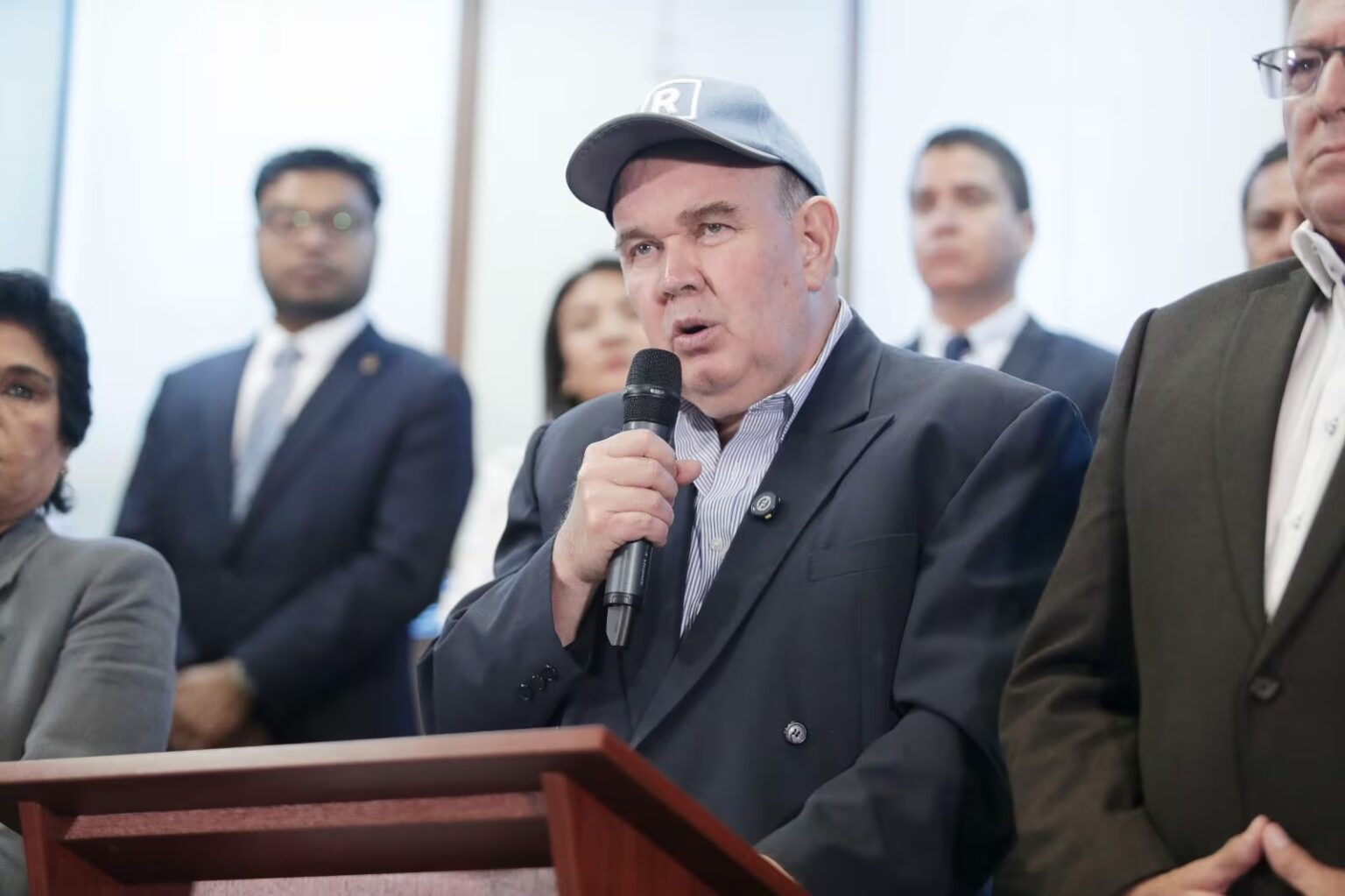 Rafael López Aliaga pide al Congreso anular su credencial de senador electo Rafael López Aliaga pide al Congreso anular su credencial de senador electo