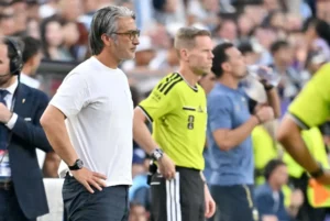 Técnico de Suiza cuestiona al árbitro y al VAR tras la derrota ante Argentina Técnico de Suiza cuestiona al árbitro y al VAR tras la derrota ante Argentina