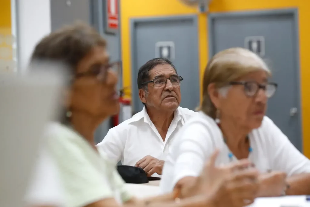 Servidores públicos podrán seguir trabajando después de los 70 años: estos son los requisitos Servidores públicos podrán seguir trabajando después de los 70 años: estos son los requisitos